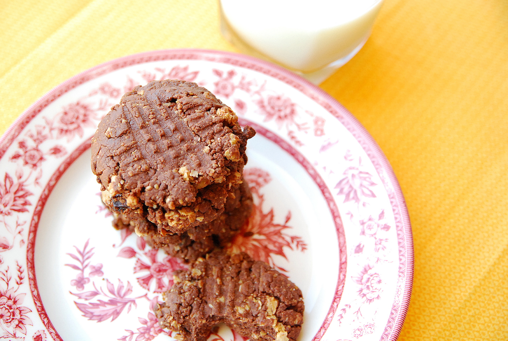 Dark Chocolate Peanut Butter Granola Cookies (3 ingredients)
