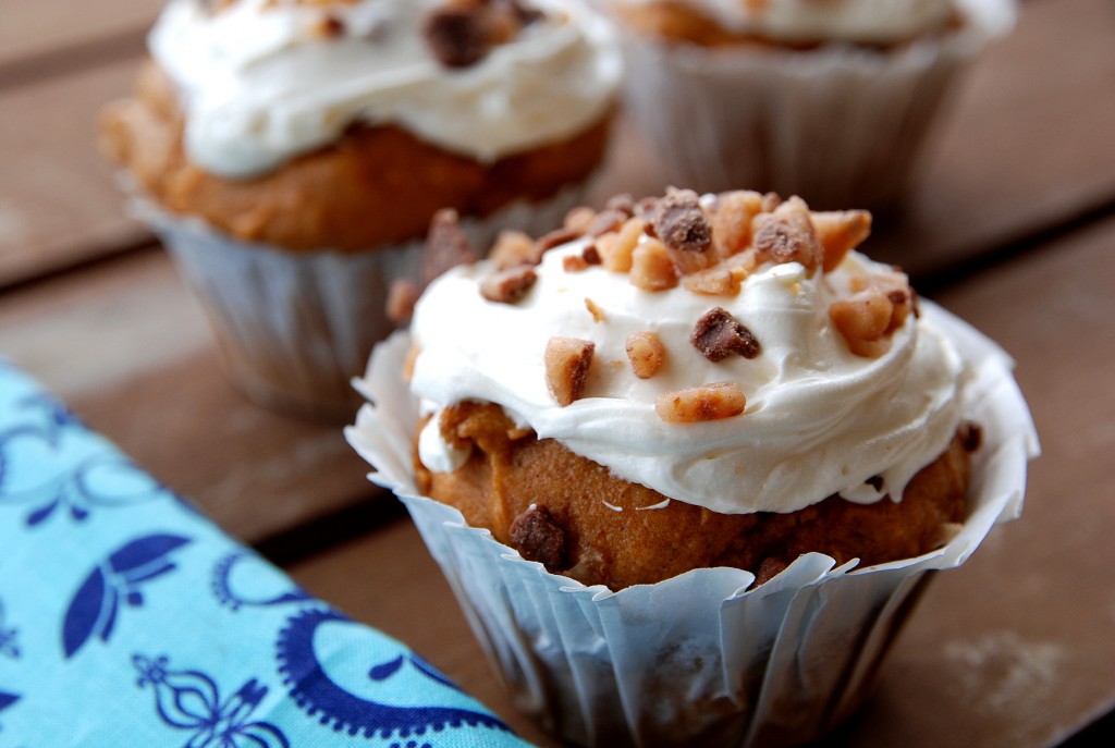 pumpkin spice toffee cupcakes 1_small